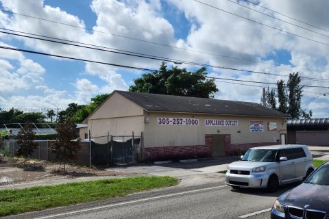 Commercial property in Miami, Florida № 948710 - photo 2