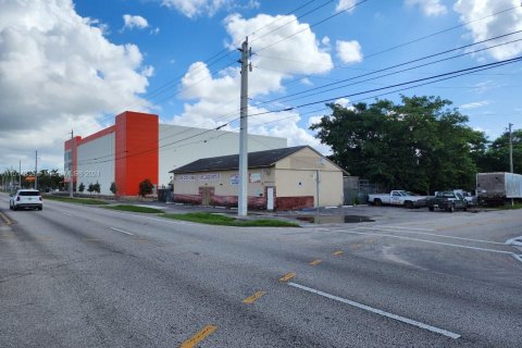 Commercial property in Miami, Florida № 948710 - photo 1