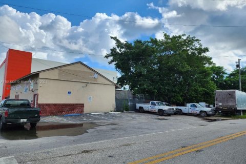 Commercial property in Miami, Florida № 948710 - photo 11