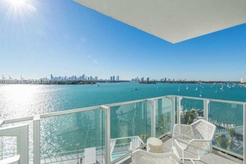 Condo in Miami Beach, Florida, 2 bedrooms  № 210246 - photo 1