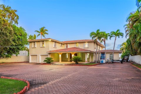 Villa ou maison à vendre à Miami, Floride: 8 chambres, 723.15 m2 № 785261 - photo 11
