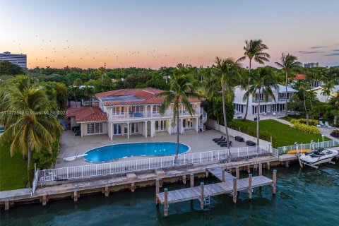 Villa ou maison à vendre à Miami, Floride: 8 chambres, 723.15 m2 № 785261 - photo 7