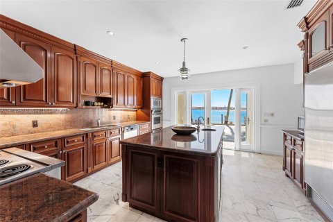 Villa ou maison à vendre à Miami, Floride: 8 chambres, 723.15 m2 № 785261 - photo 21