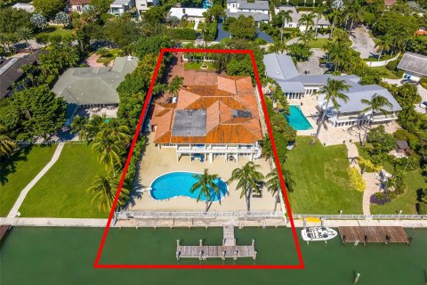 Villa ou maison à vendre à Miami, Floride: 8 chambres, 723.15 m2 № 785261 - photo 2