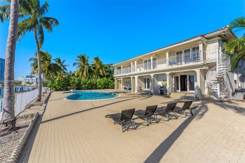 Villa ou maison à vendre à Miami, Floride: 8 chambres, 723.15 m2 № 785261 - photo 10