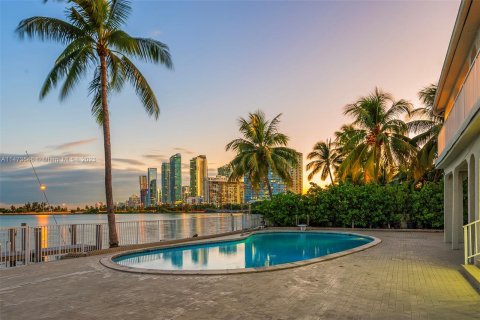 Villa ou maison à vendre à Miami, Floride: 8 chambres, 723.15 m2 № 785261 - photo 6