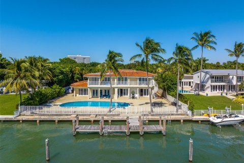 Villa ou maison à vendre à Miami, Floride: 8 chambres, 723.15 m2 № 785261 - photo 1