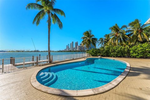 Villa ou maison à vendre à Miami, Floride: 8 chambres, 723.15 m2 № 785261 - photo 16