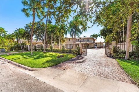 Villa ou maison à vendre à Miami, Floride: 8 chambres, 723.15 m2 № 785261 - photo 14