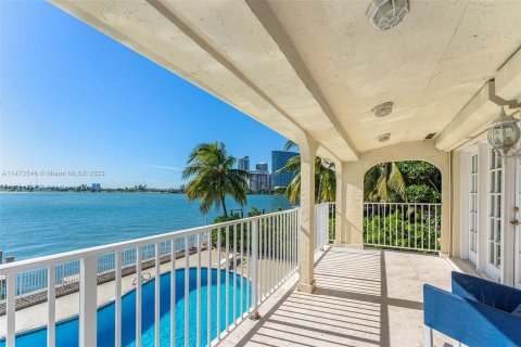 Villa ou maison à vendre à Miami, Floride: 8 chambres, 723.15 m2 № 785261 - photo 18