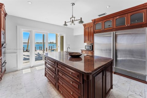 Villa ou maison à vendre à Miami, Floride: 8 chambres, 723.15 m2 № 785261 - photo 22
