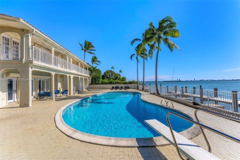 Villa ou maison à vendre à Miami, Floride: 8 chambres, 723.15 m2 № 785261 - photo 15