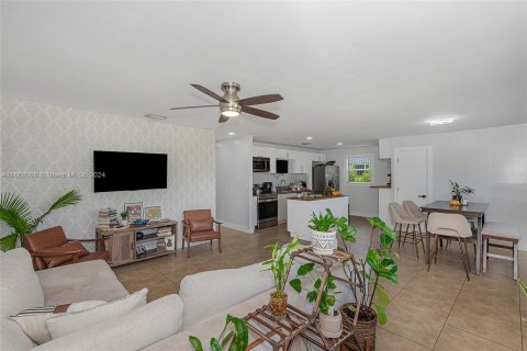 Casa en venta en West Park, Florida, 3 dormitorios, 130.99 m2 № 1387763 - foto 2