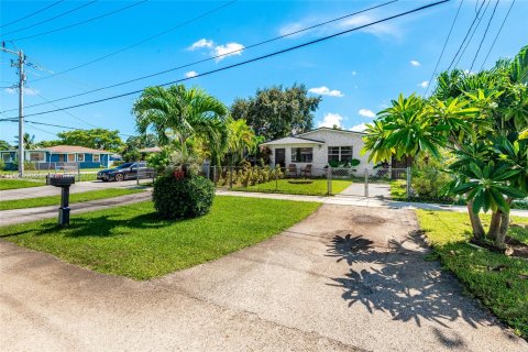 House in West Park, Florida 3 bedrooms, 130.99 sq.m. № 1387763 - photo 14