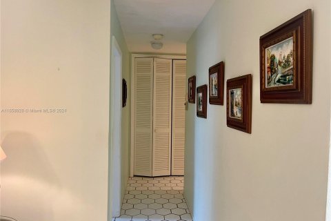 Condo in Hallandale Beach, Florida, 1 bedroom  № 1362695 - photo 8