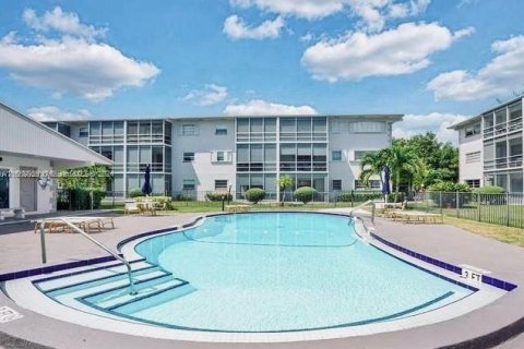 Condo in Hallandale Beach, Florida, 1 bedroom  № 1362695 - photo 22