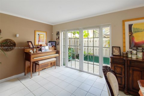 House in Miami, Florida 4 bedrooms, 209.49 sq.m. № 1387765 - photo 9