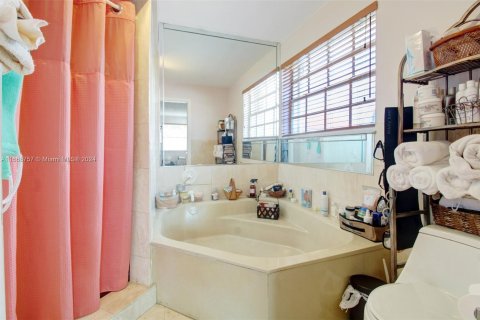 Casa en venta en Miami, Florida, 4 dormitorios, 209.49 m2 № 1387765 - foto 24