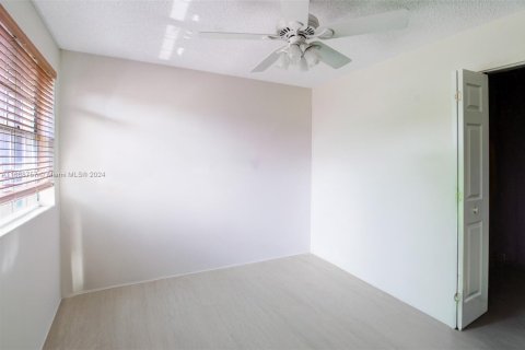 House in Miami, Florida 4 bedrooms, 209.49 sq.m. № 1387765 - photo 25