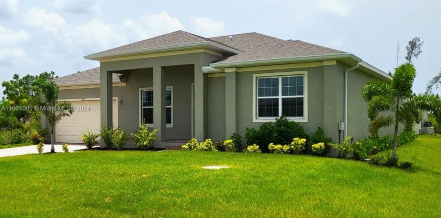 House in Port Charlotte, Florida 3 bedrooms, 204.01 sq.m. № 1270800