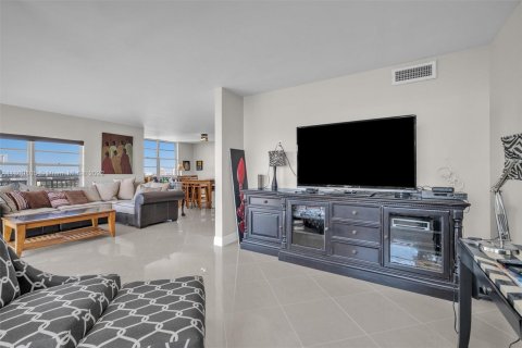 Condominio en venta en Sunny Isles Beach, Florida, 3 dormitorios, 145.86 m2 № 190151 - foto 17
