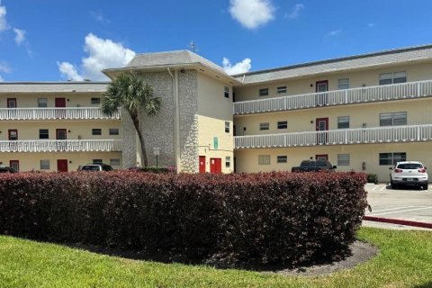 Condo in Lauderhill, Florida, 1 bedroom  № 1309563 - photo 1