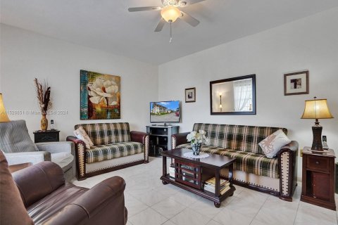 Condo in Miami, Florida, 1 bedroom  № 1003553 - photo 9