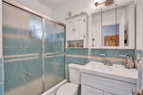 Condo in Miami, Florida, 1 bedroom  № 1003553 - photo 16