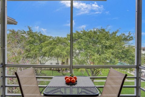 Condo in Miami, Florida, 1 bedroom  № 1003553 - photo 1