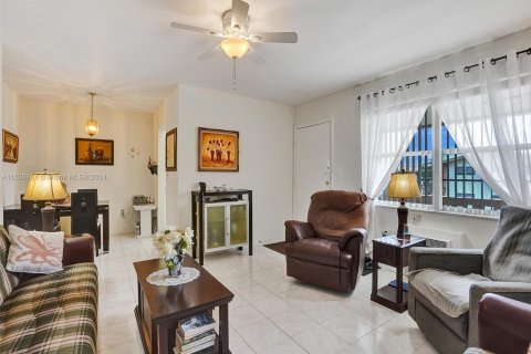 Condominio en venta en Miami, Florida, 1 dormitorio, 63.92 m2 № 1003553 - foto 10