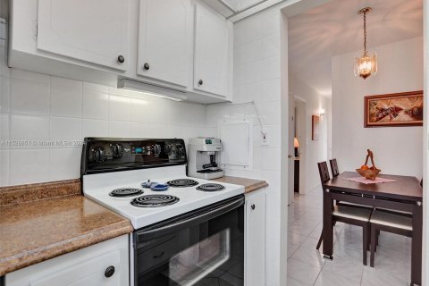 Condo in Miami, Florida, 1 bedroom  № 1003553 - photo 5