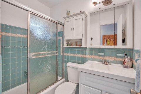 Condo in Miami, Florida, 1 bedroom  № 1003553 - photo 15