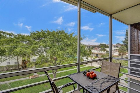 Condo in Miami, Florida, 1 bedroom  № 1003553 - photo 17