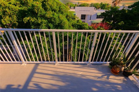 Condo in Miami Beach, Florida, 2 bedrooms  № 1292803 - photo 9