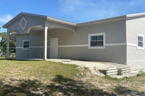 House in Clewiston, Florida 3 bedrooms № 617281 - photo 1