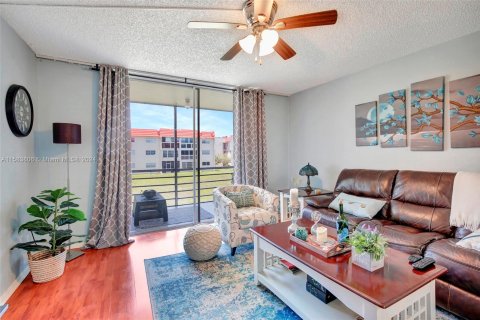 Condo in Sunrise, Florida, 2 bedrooms  № 1345322 - photo 2