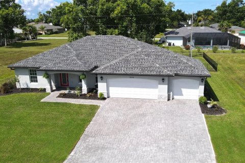 House in Punta Gorda, Florida 4 bedrooms, 173.54 sq.m. № 1359118 - photo 1