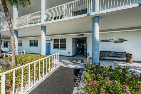 Condominio en venta en Gulfport, Florida, 1 dormitorio, 98.48 m2 № 1359120 - foto 3