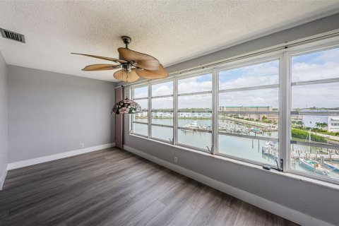 Condominio en venta en Gulfport, Florida, 1 dormitorio, 98.48 m2 № 1359120 - foto 16