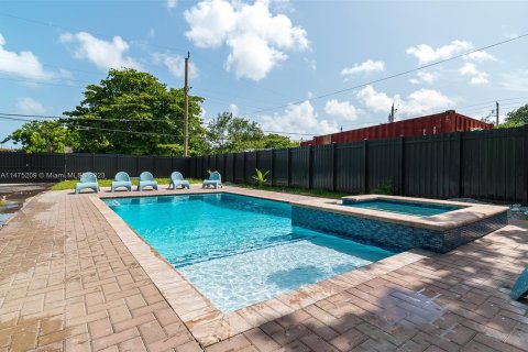 Villa ou maison à vendre à Hallandale Beach, Floride: 4 chambres, 142.14 m2 № 785273 - photo 2