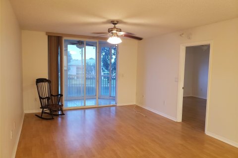 Condo in Tamarac, Florida, 2 bedrooms  № 994293 - photo 22