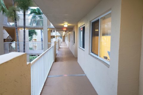 Condo in Tamarac, Florida, 2 bedrooms  № 994293 - photo 26