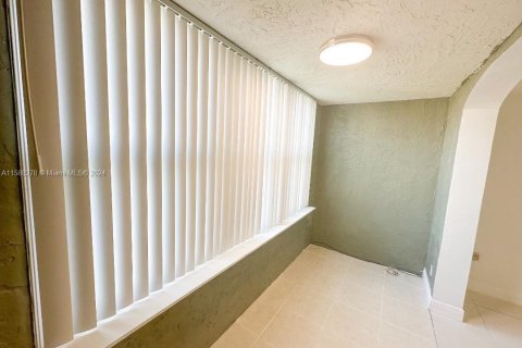 Condo in Lauderdale Lakes, Florida, 2 bedrooms  № 1176786 - photo 4