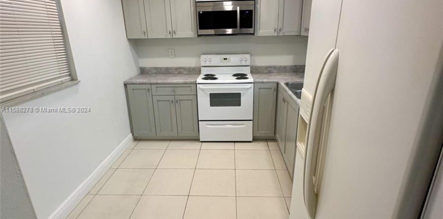 Condo in Lauderdale Lakes, Florida, 2 bedrooms  № 1176786