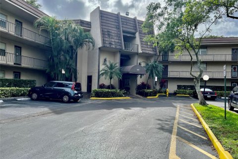 Copropriété à vendre à Tamarac, Floride: 2 chambres, 88.26 m2 № 970415 - photo 1