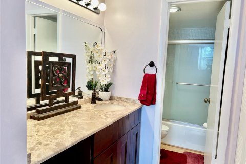 Condo in Tamarac, Florida, 2 bedrooms  № 970415 - photo 9