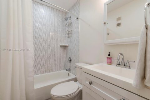 Condo in Palm Beach Gardens, Florida, 1 bedroom  № 1409173 - photo 14