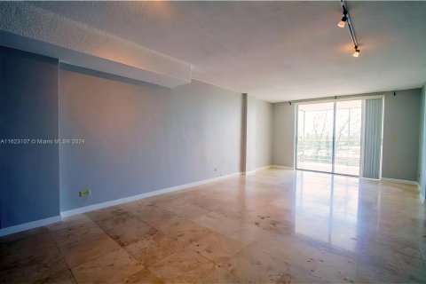 Condo in North Miami Beach, Florida, 1 bedroom  № 1270033 - photo 10