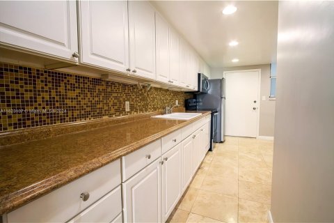 Condo in North Miami Beach, Florida, 1 bedroom  № 1270033 - photo 15