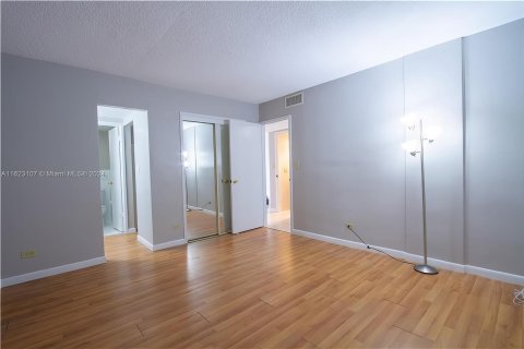 Condo in North Miami Beach, Florida, 1 bedroom  № 1270033 - photo 20